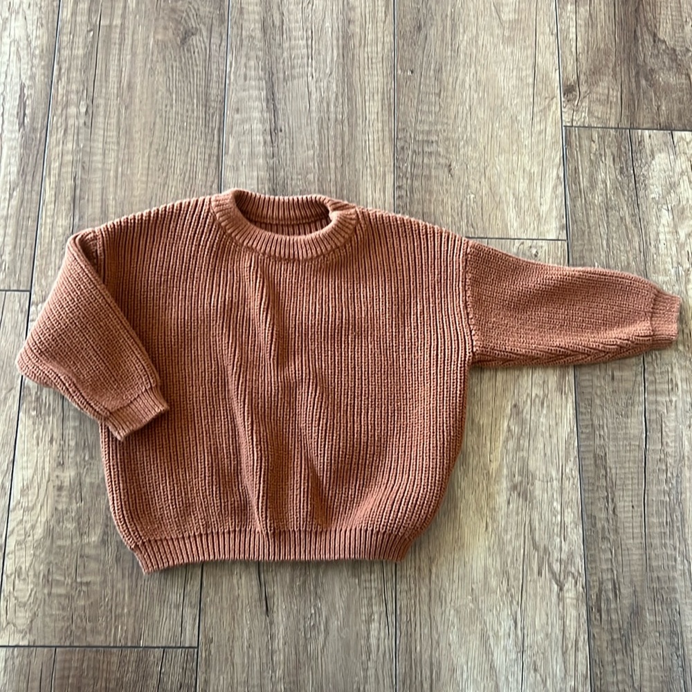 Kids oversized knit sweater. In the color Carmel